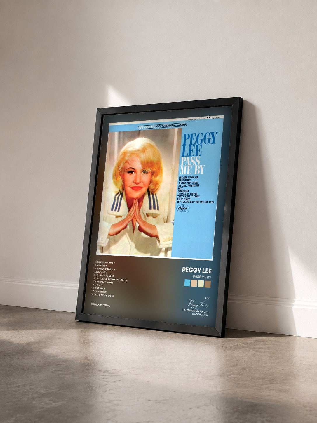 #noir Tableau de l'album Pass Me By de Peggy Lee vu de trois quarts, cadre noir