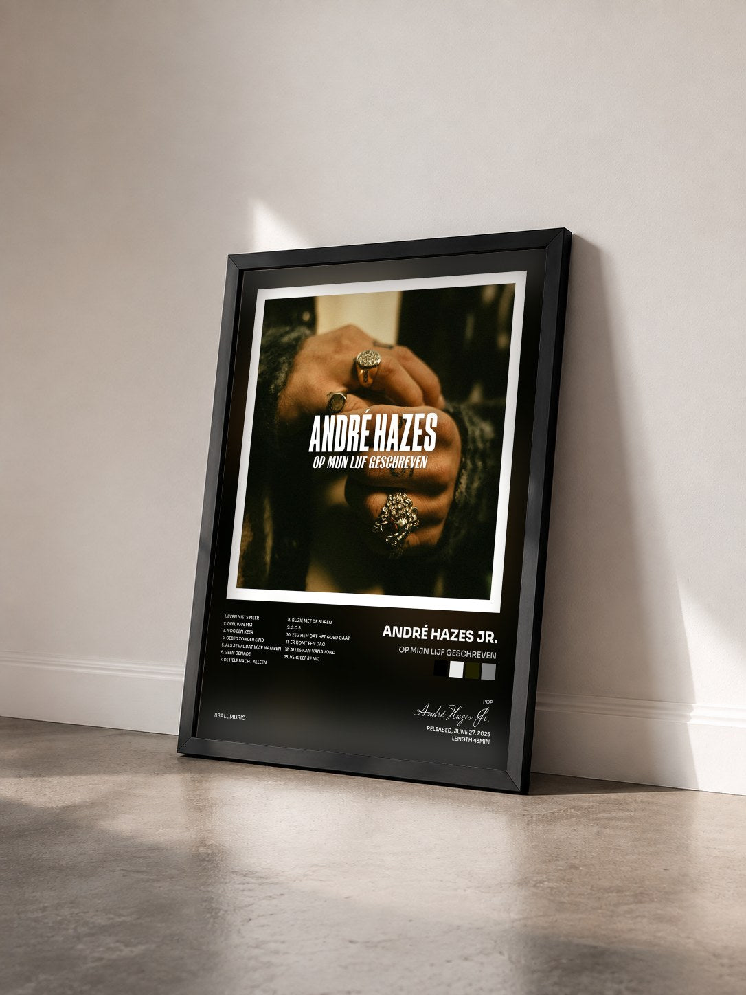 #noir Tableau de l'album Op Mijn Lijf Geschreven de André Hazes Jr. vu de trois quarts, cadre noir