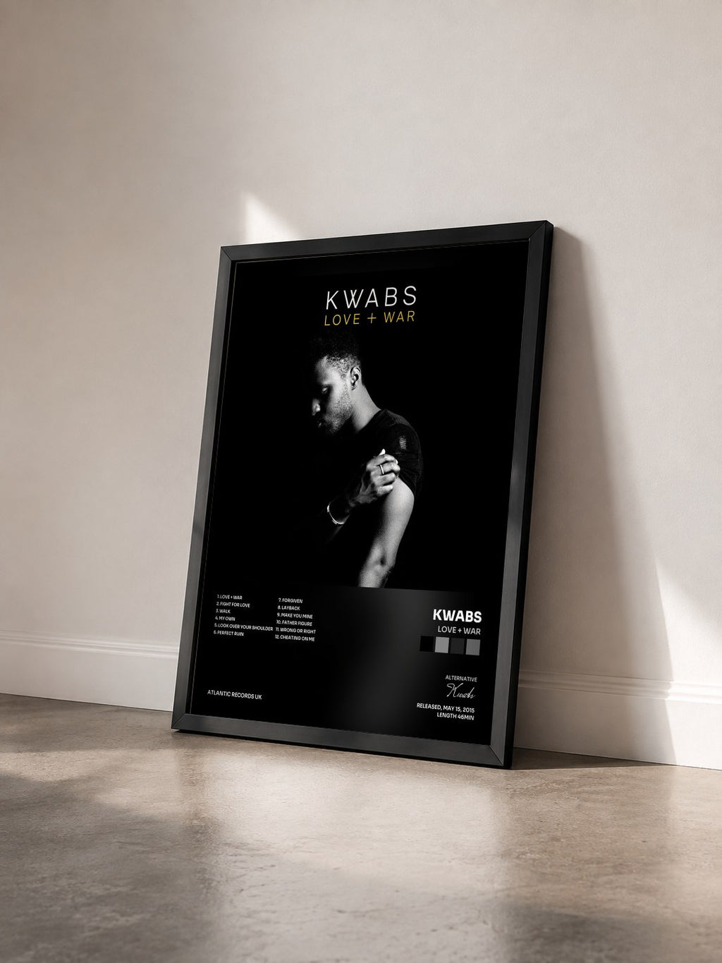 #noir Tableau de l'album Love + War de Kwabs vu de trois quarts, cadre noir