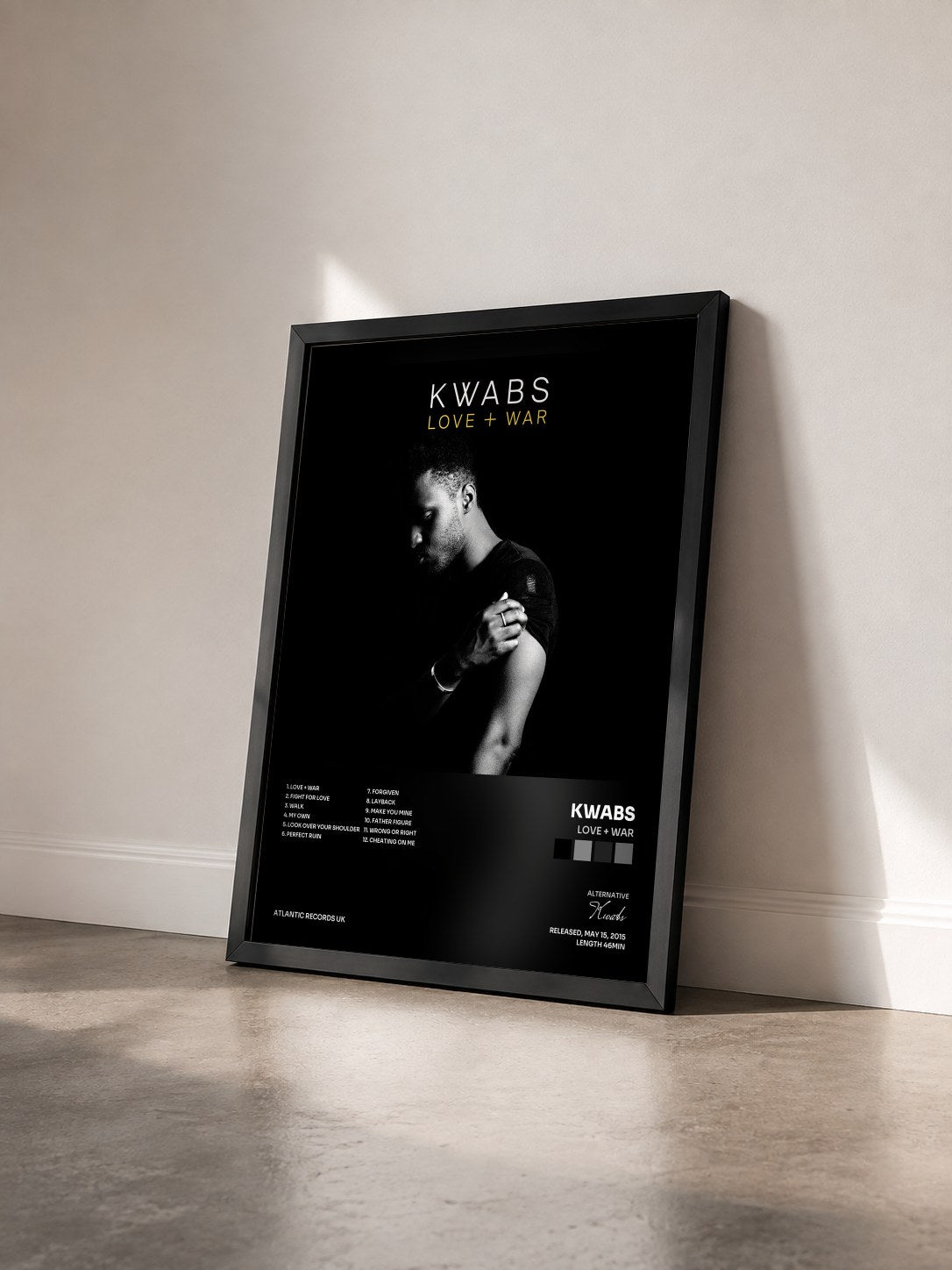#noir Tableau de l'album Love + War de Kwabs vu de trois quarts, cadre noir