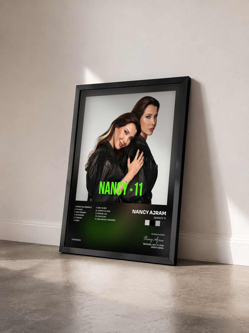 #noir Tableau de l'album NANCY 11 de Nancy Ajram vu de trois quarts, cadre noir