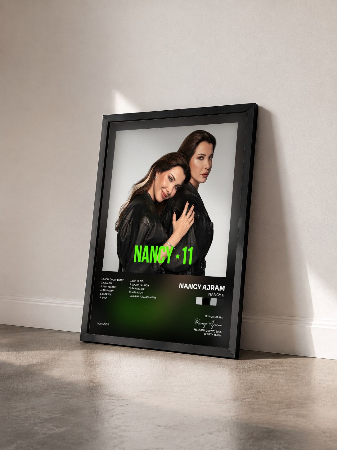 #noir Tableau de l'album NANCY 11 de Nancy Ajram vu de trois quarts, cadre noir