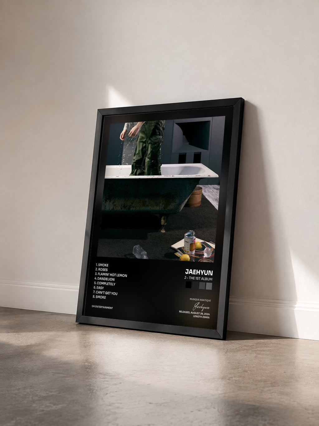 #noir Tableau de l'album J - The 1st Album de Jaehyun vu de trois quarts, cadre noir