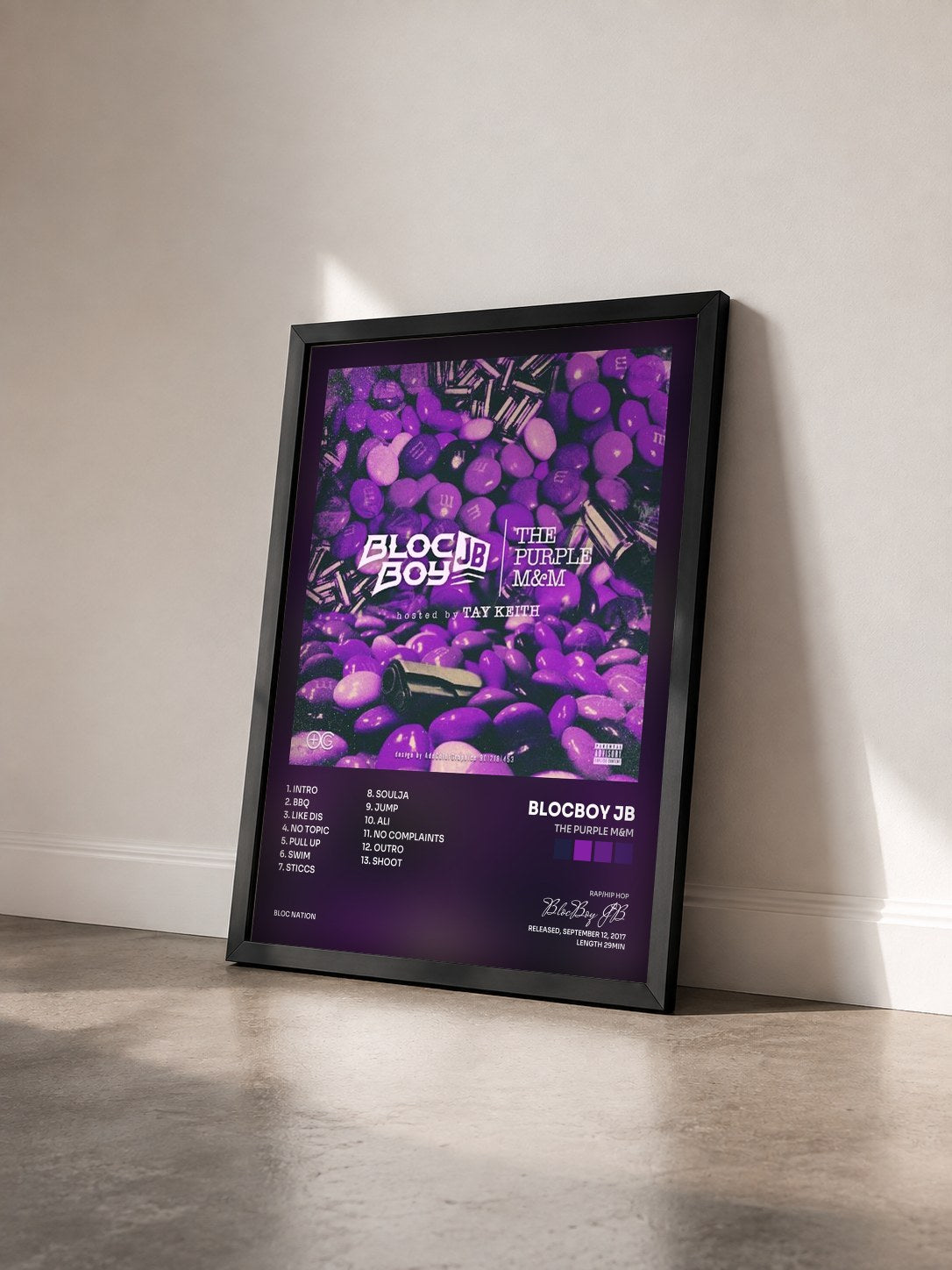 #noir Tableau de l'album The Purple M&M de BlocBoy JB vu de trois quarts, cadre noir