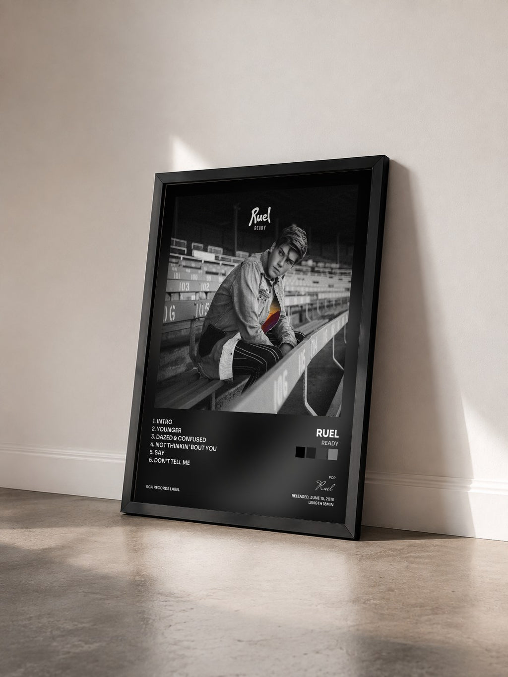 #noir Tableau de l'album Ready de Ruel vu de trois quarts, cadre noir