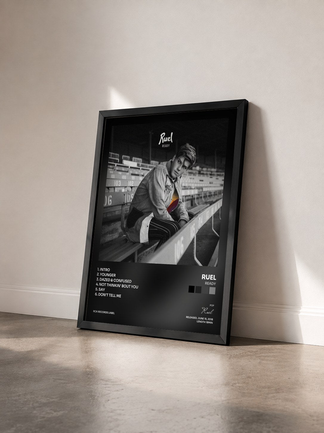 #noir Tableau de l'album Ready de Ruel vu de trois quarts, cadre noir