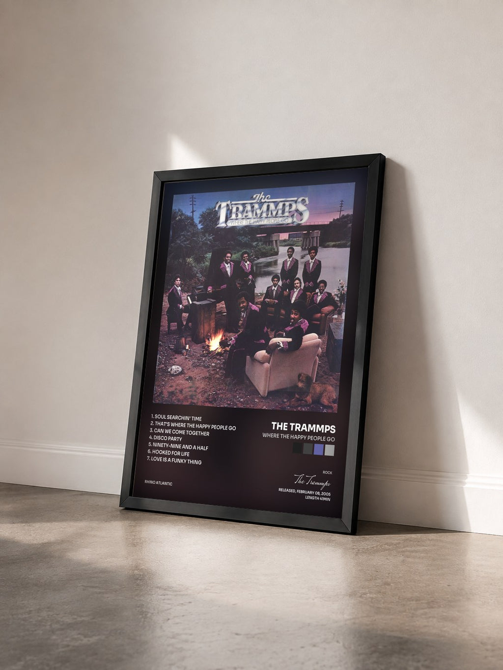 #noir Tableau de l'album Where The Happy People Go de The Trammps vu de trois quarts, cadre noir