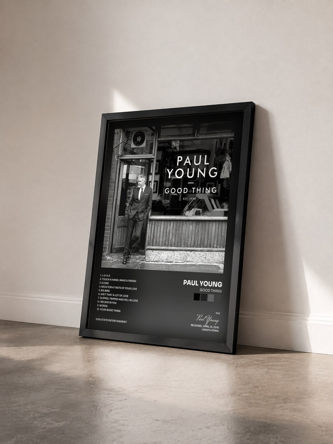 #noir Tableau de l'album Good Thing de Paul Young vu de trois quarts, cadre noir