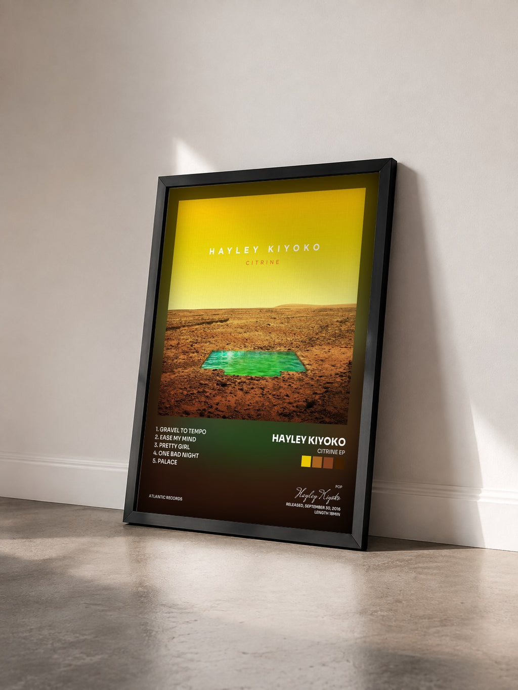#noir Tableau de l'album Citrine EP de Hayley Kiyoko vu de trois quarts, cadre noir