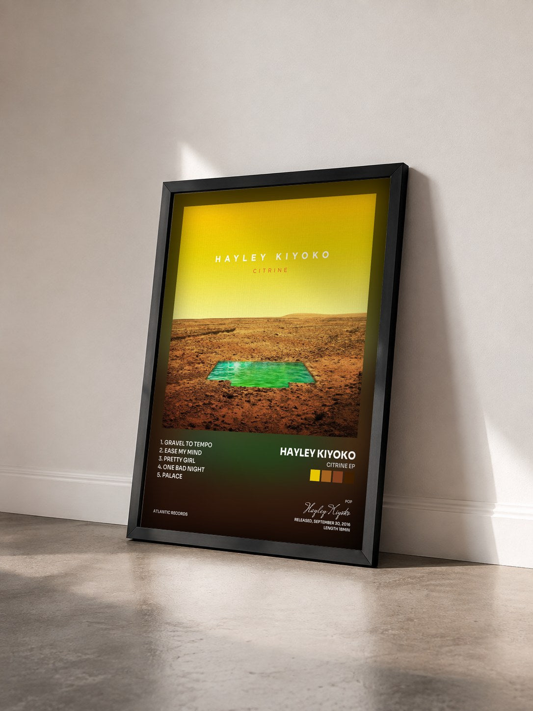 #noir Tableau de l'album Citrine EP de Hayley Kiyoko vu de trois quarts, cadre noir