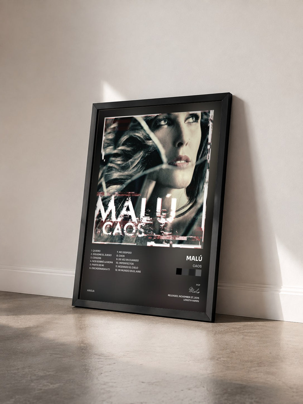 #noir Tableau de l'album Caos de Malú vu de trois quarts, cadre noir