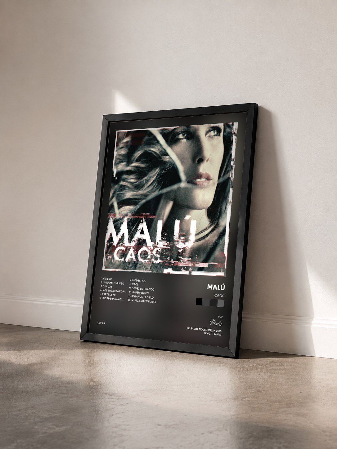 #noir Tableau de l'album Caos de Malú vu de trois quarts, cadre noir