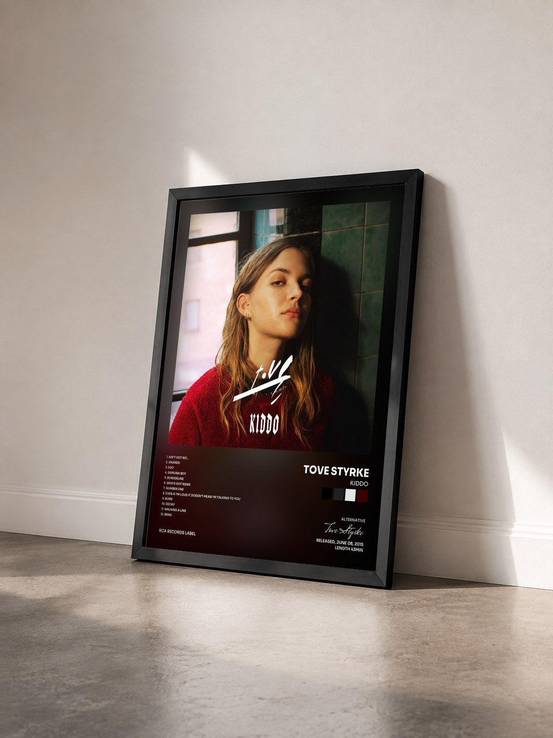#noir Tableau de l'album Kiddo de Tove Styrke vu de trois quarts, cadre noir