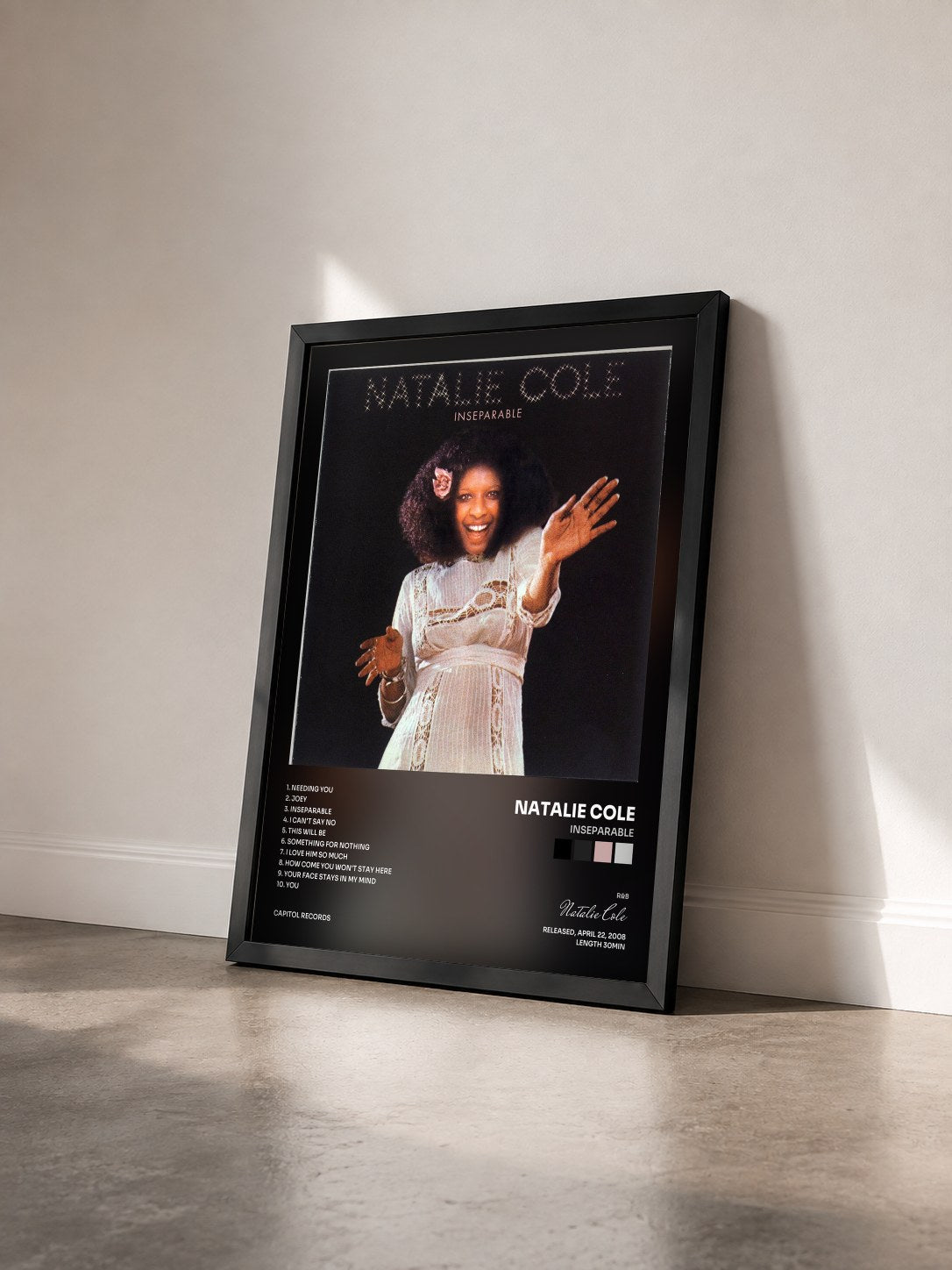 #noir Tableau de l'album Inseparable de Natalie Cole vu de trois quarts, cadre noir