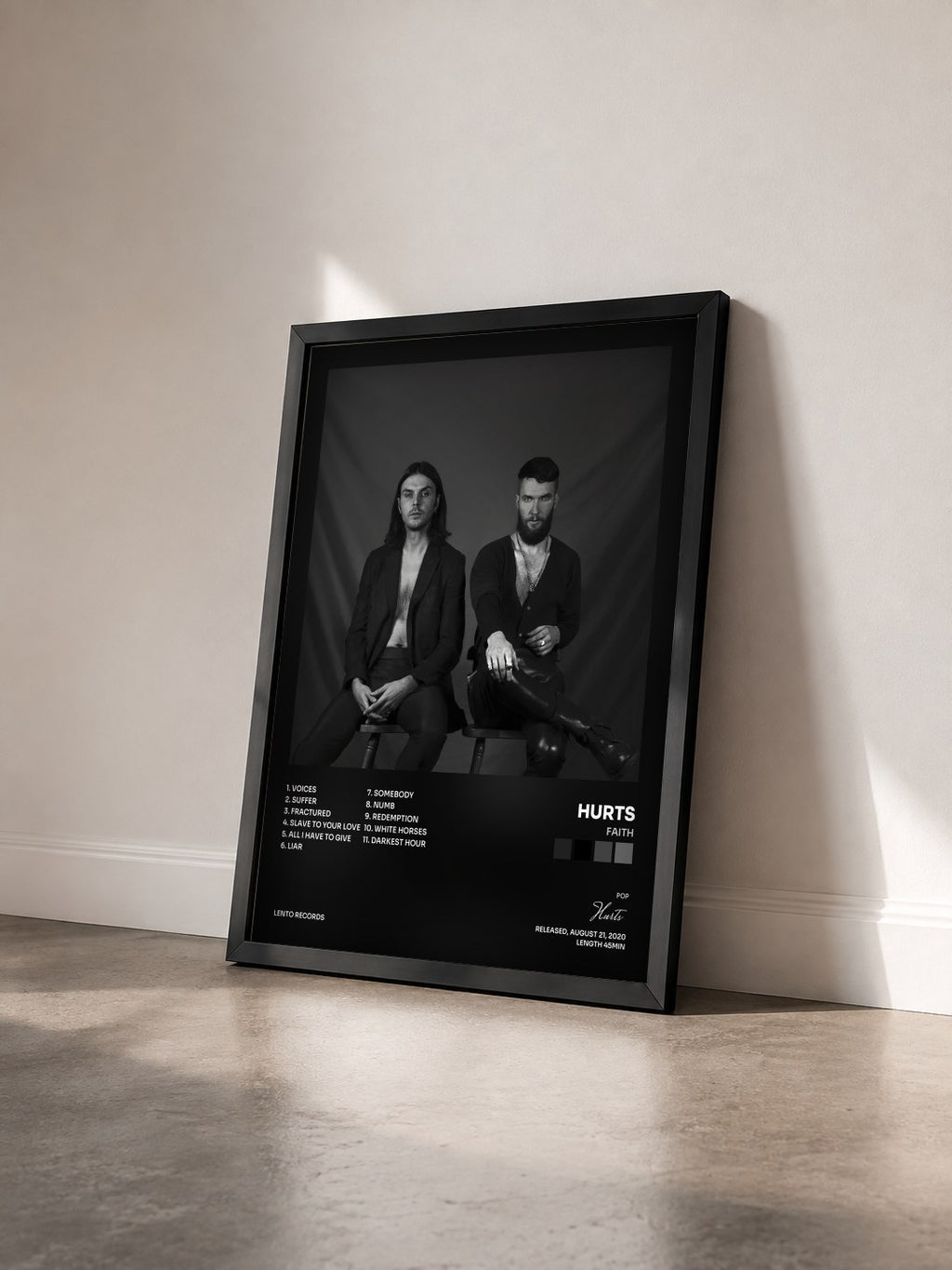#noir Tableau de l'album Faith de Hurts vu de trois quarts, cadre noir