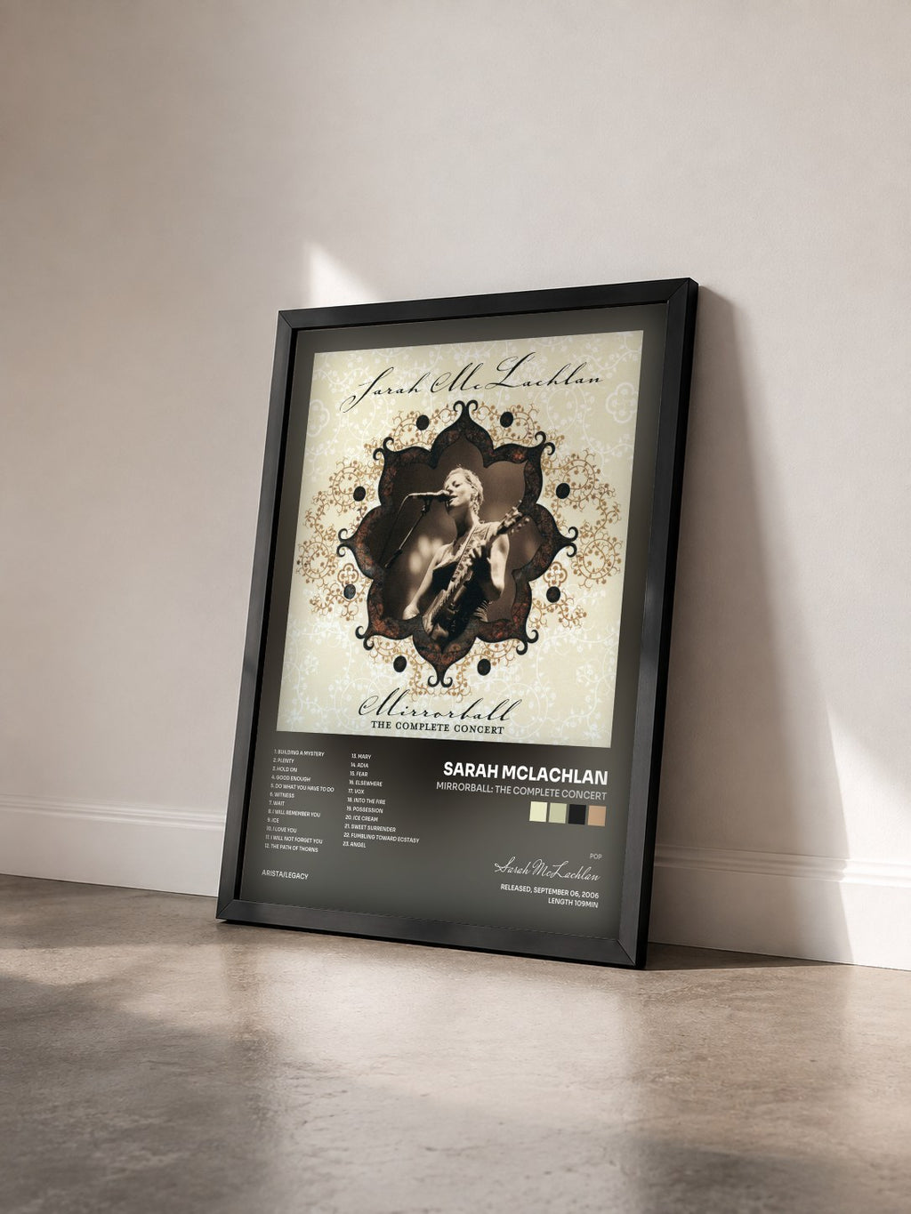 #noir Tableau de l'album Mirrorball: The Complete Concert de Sarah McLachlan vu de trois quarts, cadre noir