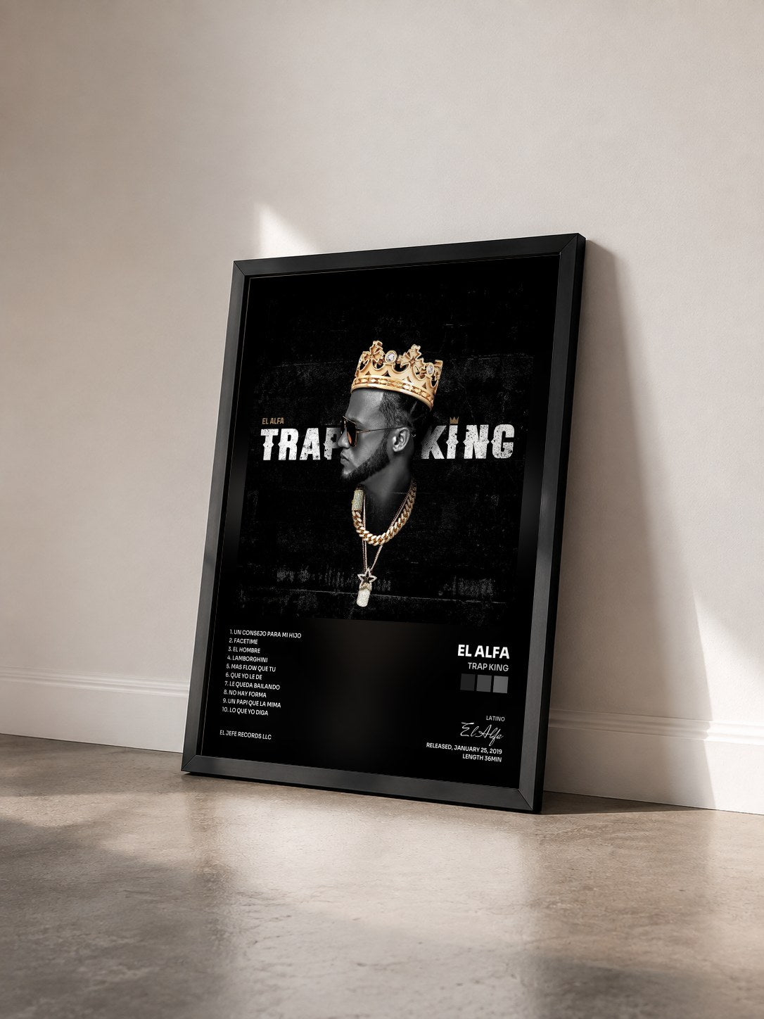 #noir Tableau de l'album TRAP KING de El Alfa vu de trois quarts, cadre noir