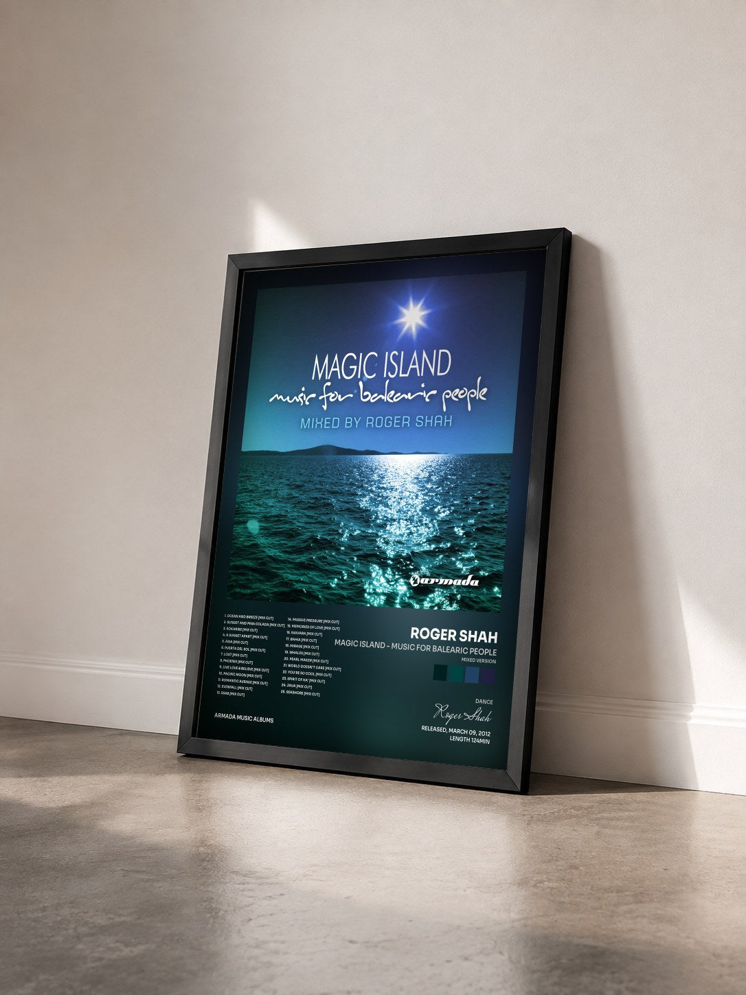 #noir Tableau de l'album Magic Island - Music For Balearic People (Mixed Version) de Roger Shah vu de trois quarts, cadre noir