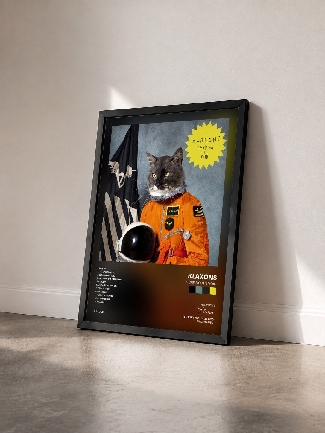 #noir Tableau de l'album Surfing The Void de Klaxons vu de trois quarts, cadre noir