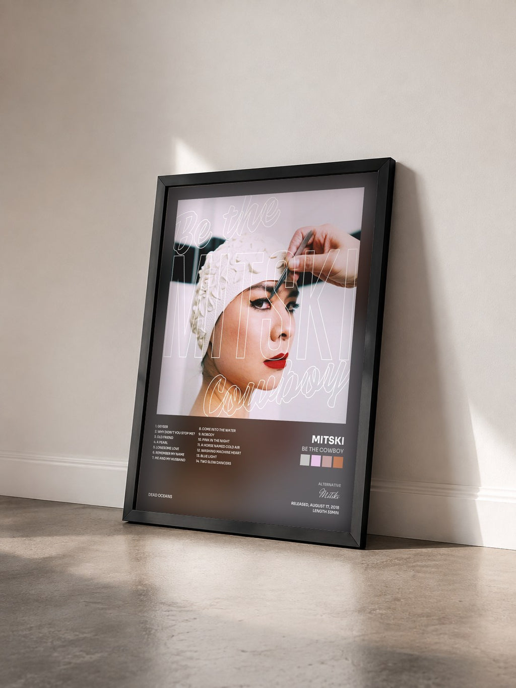 #noir Tableau de l'album Be the Cowboy de Mitski vu de trois quarts, cadre noir
