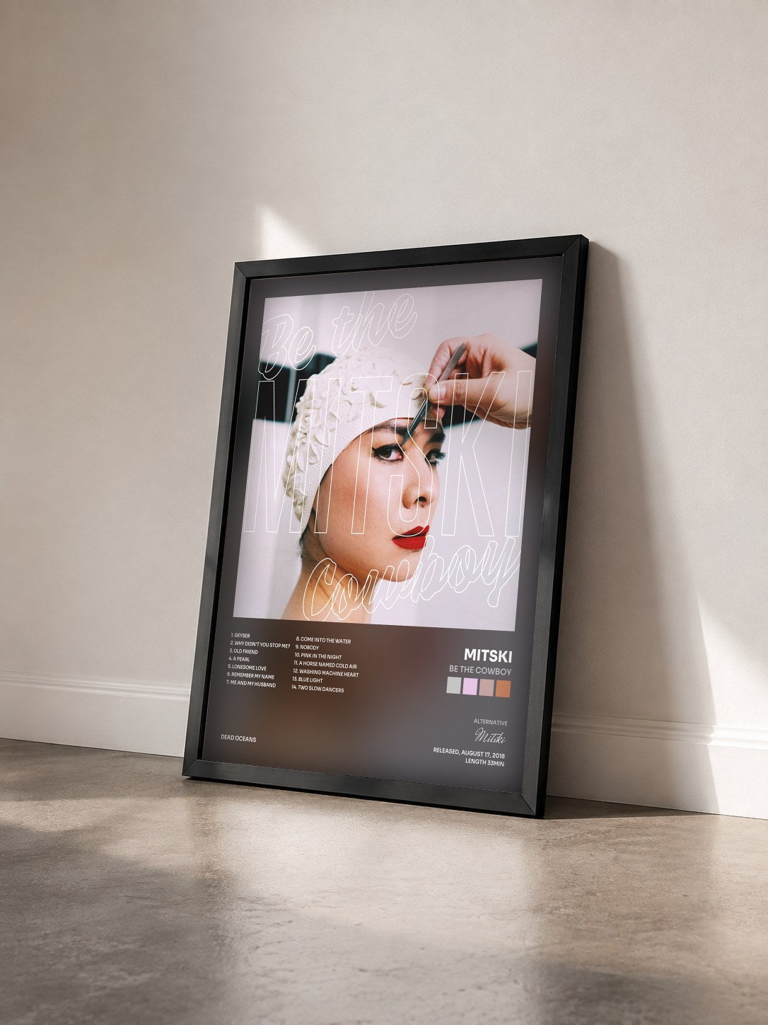 #noir Tableau de l'album Be the Cowboy de Mitski vu de trois quarts, cadre noir