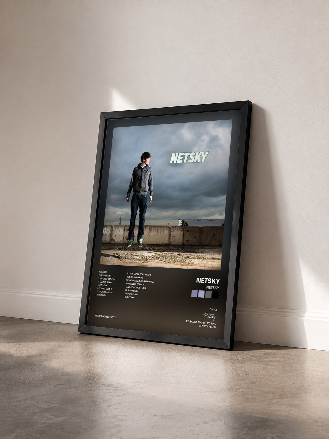 #noir Tableau de l'album Netsky de Netsky vu de trois quarts, cadre noir