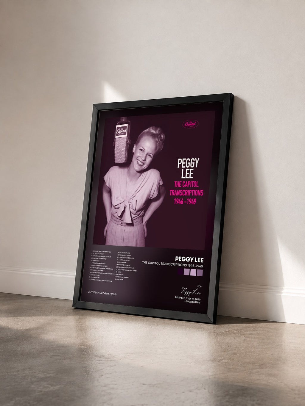 #noir Tableau de l'album The Capitol Transcriptions 1946-1949 de Peggy Lee vu de trois quarts, cadre noir