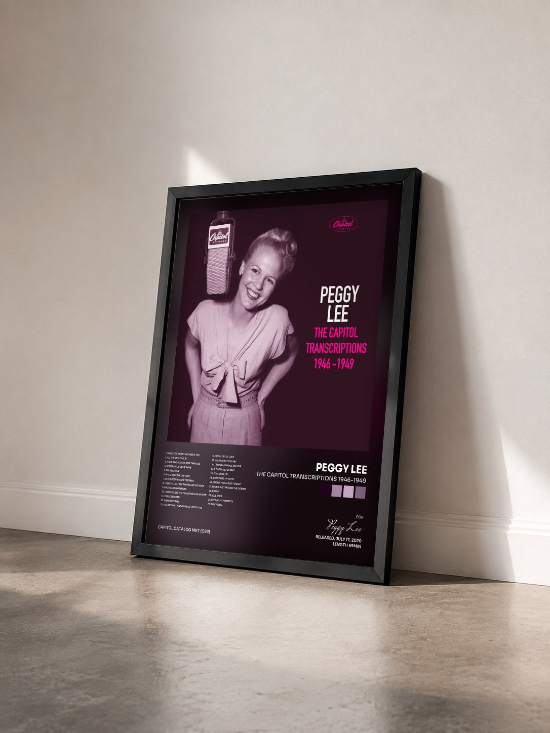 #noir Tableau de l'album The Capitol Transcriptions 1946-1949 de Peggy Lee vu de trois quarts, cadre noir