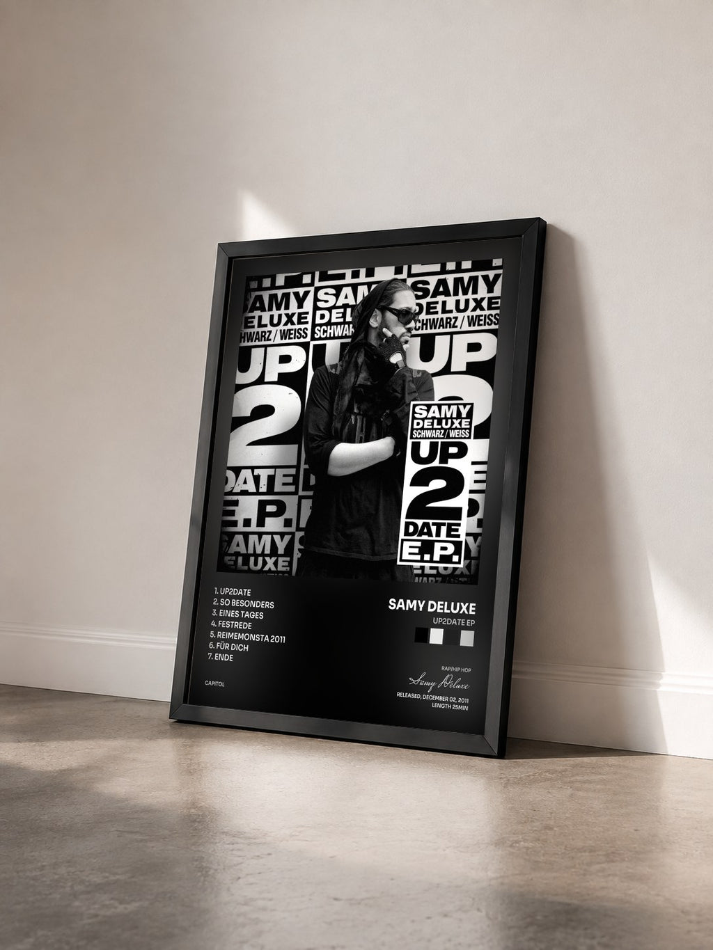 #noir Tableau de l'album Up2Date EP de Samy Deluxe vu de trois quarts, cadre noir