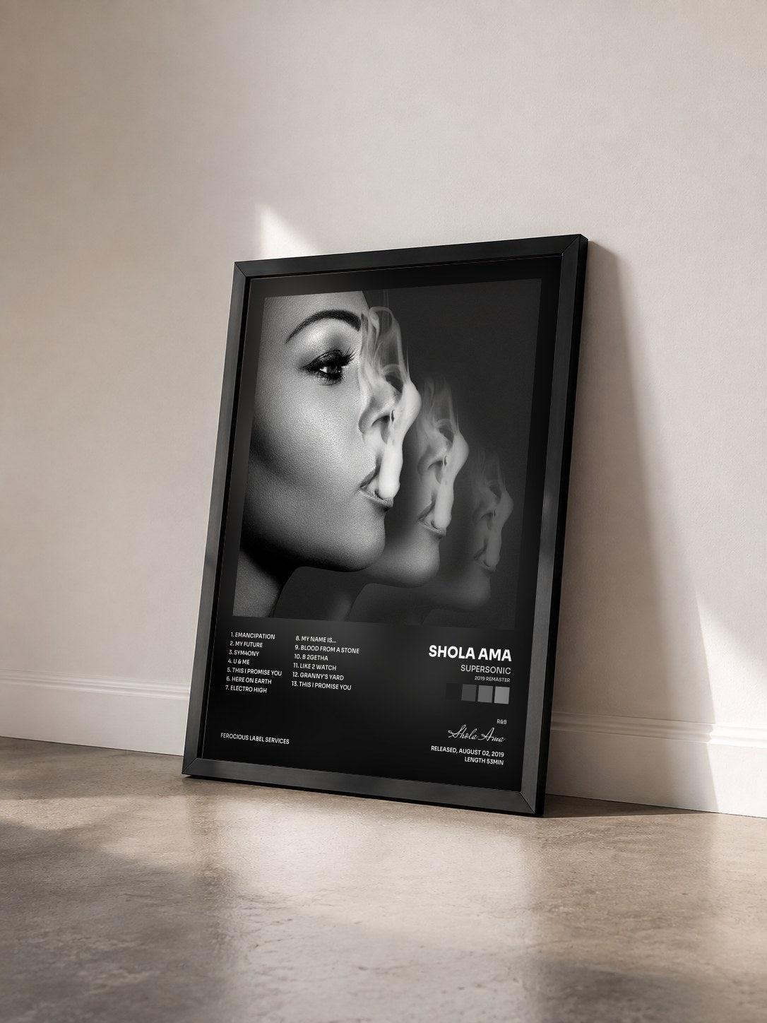 #noir Tableau de l'album Supersonic (2019 Remaster) de Shola Ama vu de trois quarts, cadre noir
