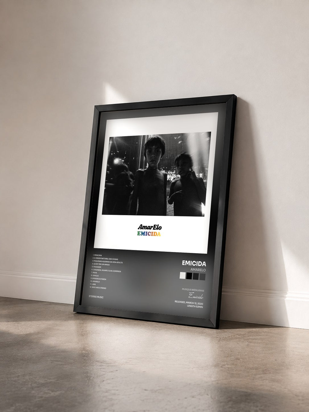 #noir Tableau de l'album Amarelo de Emicida vu de trois quarts, cadre noir