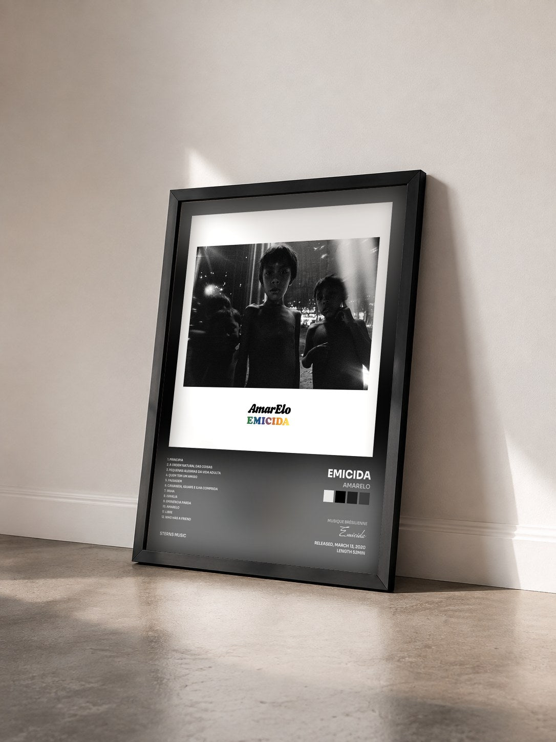 #noir Tableau de l'album Amarelo de Emicida vu de trois quarts, cadre noir