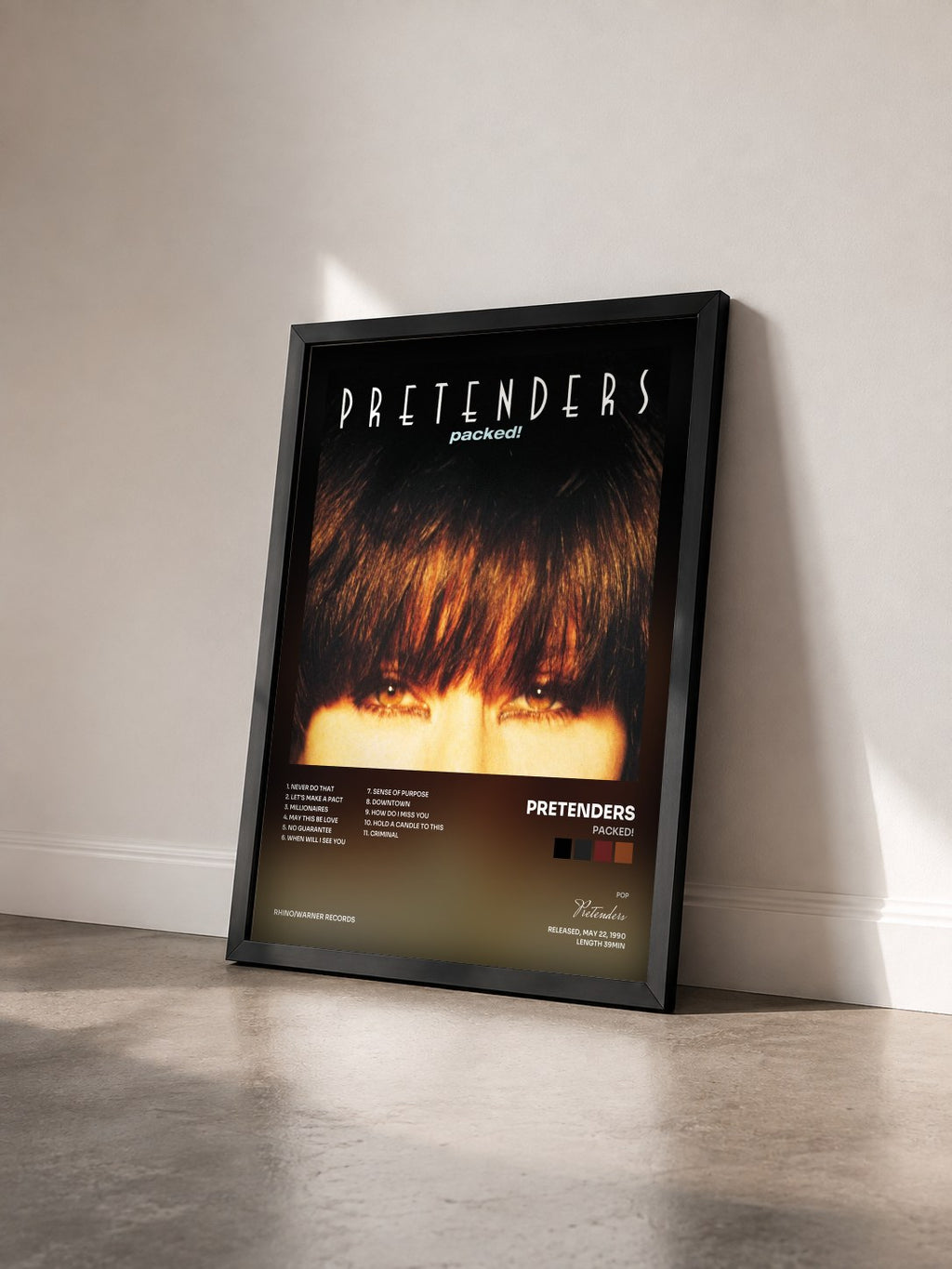 #noir Tableau de l'album Packed! de Pretenders vu de trois quarts, cadre noir