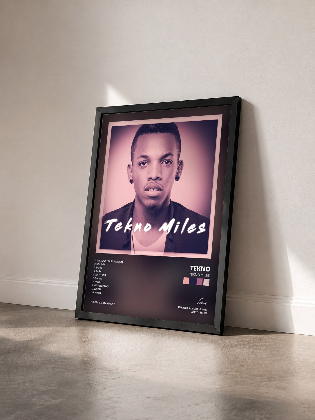#noir Tableau de l'album Tekno Miles de Tekno vu de trois quarts, cadre noir