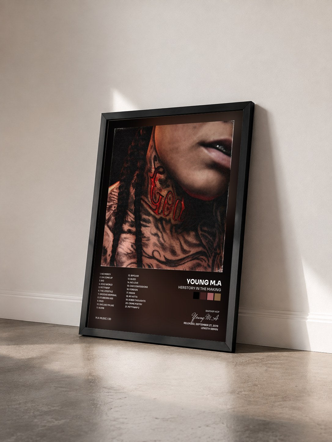 #noir Tableau de l'album Herstory in the Making de Young M.A vu de trois quarts, cadre noir