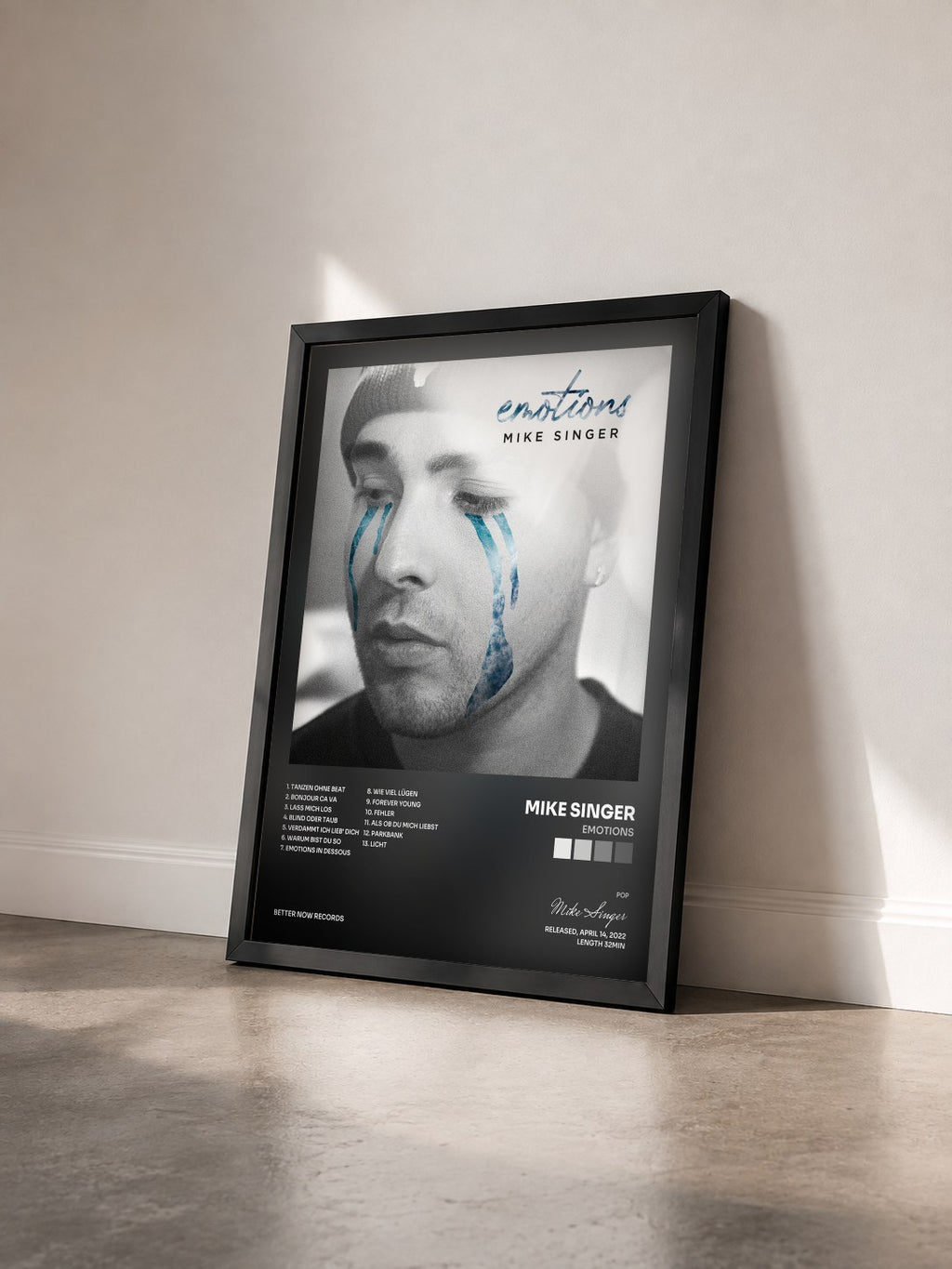 #noir Tableau de l'album Emotions de Mike Singer vu de trois quarts, cadre noir