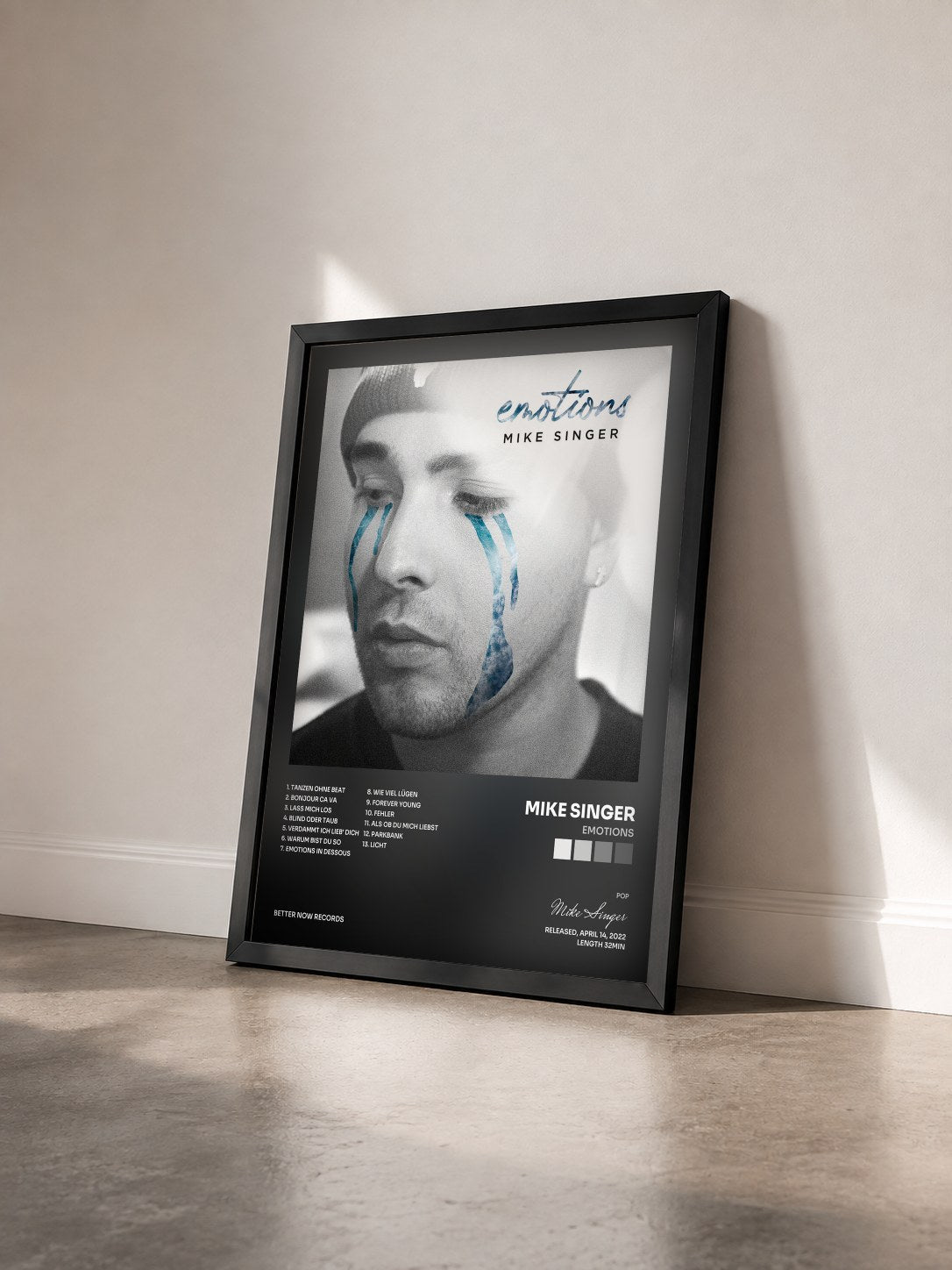 #noir Tableau de l'album Emotions de Mike Singer vu de trois quarts, cadre noir