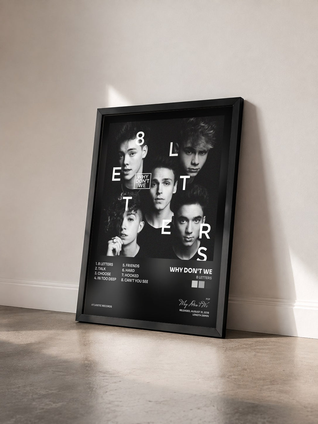 #noir Tableau de l'album 8 Letters de Why Don't We vu de trois quarts, cadre noir