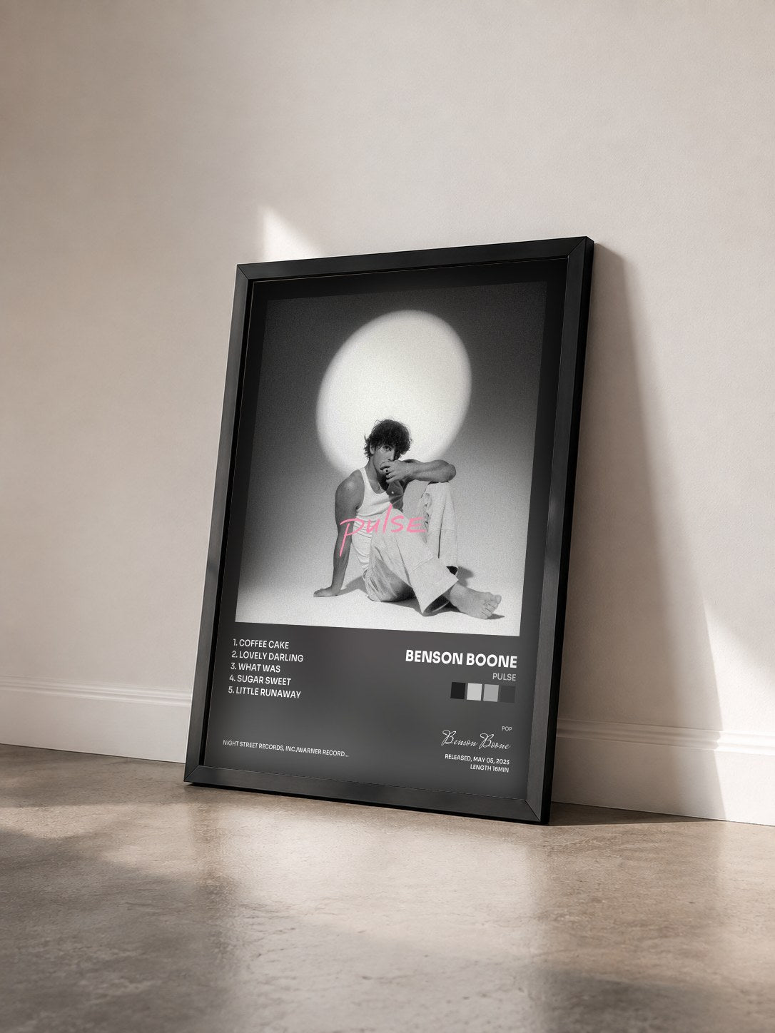 #noir Tableau de l'album PULSE de Benson Boone vu de trois quarts, cadre noir