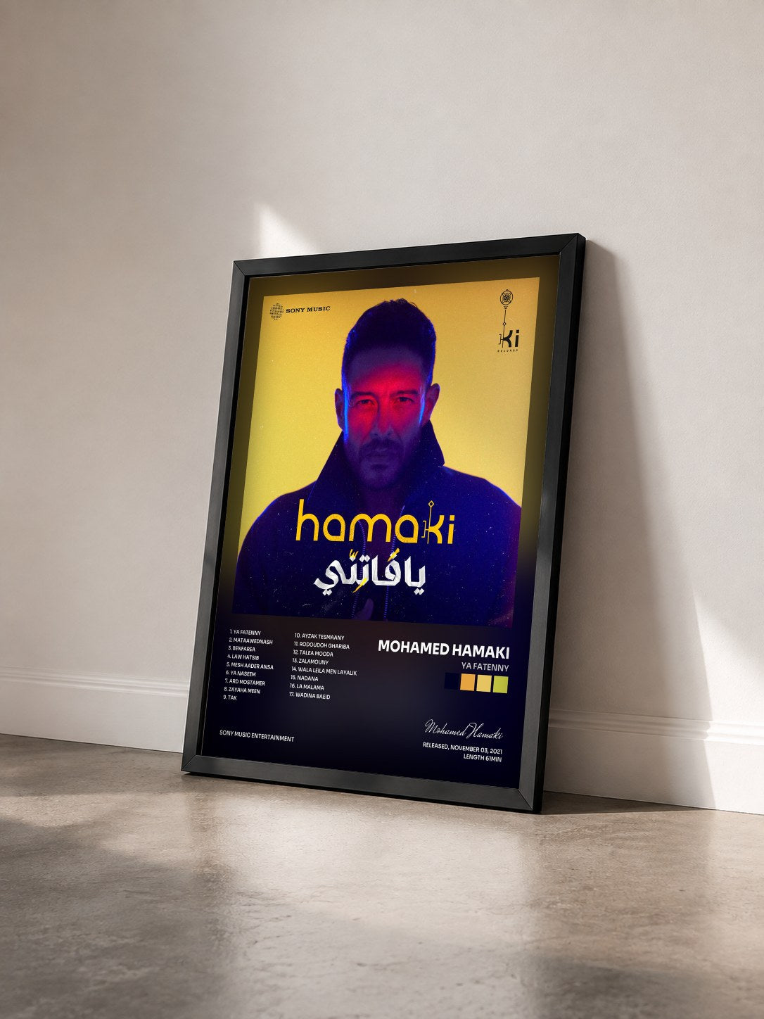 #noir Tableau de l'album Ya Fatenny de Mohamed Hamaki vu de trois quarts, cadre noir