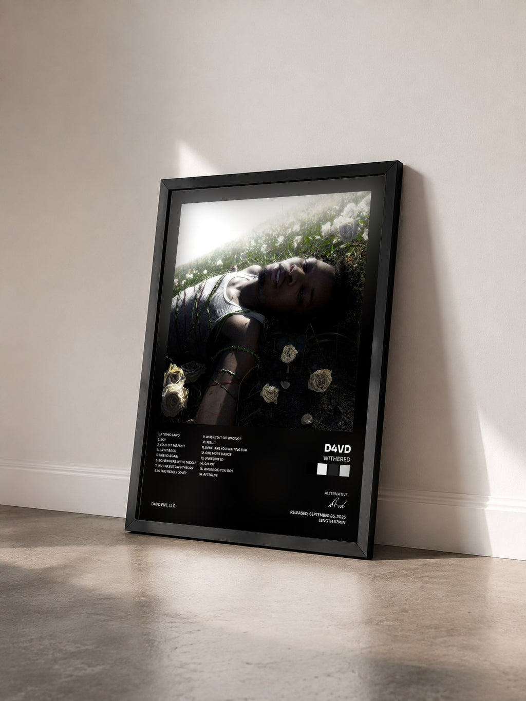 #noir Tableau de l'album WITHERED de d4vd vu de trois quarts, cadre noir
