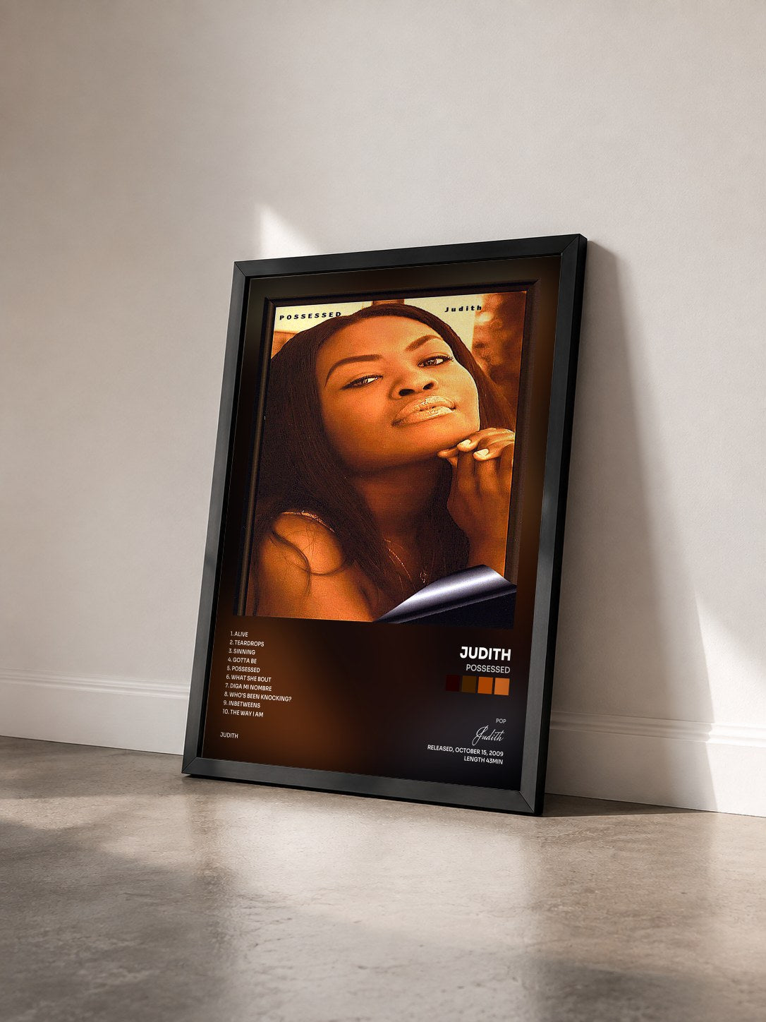 #noir Tableau de l'album Possessed de Judith vu de trois quarts, cadre noir