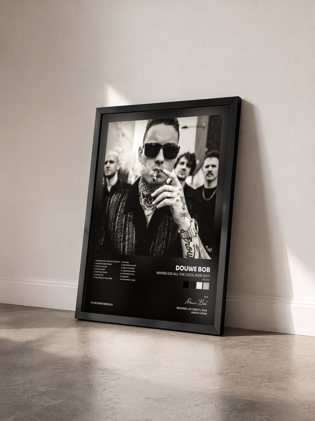 #noir Where Did All The Cool Kids Go? (Deluxe) di Douwe Bob in stampa incorniciata vista di tre quarti, cornice nera