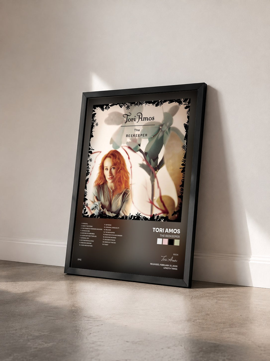 #noir Tableau de l'album The Beekeeper de Tori Amos vu de trois quarts, cadre noir