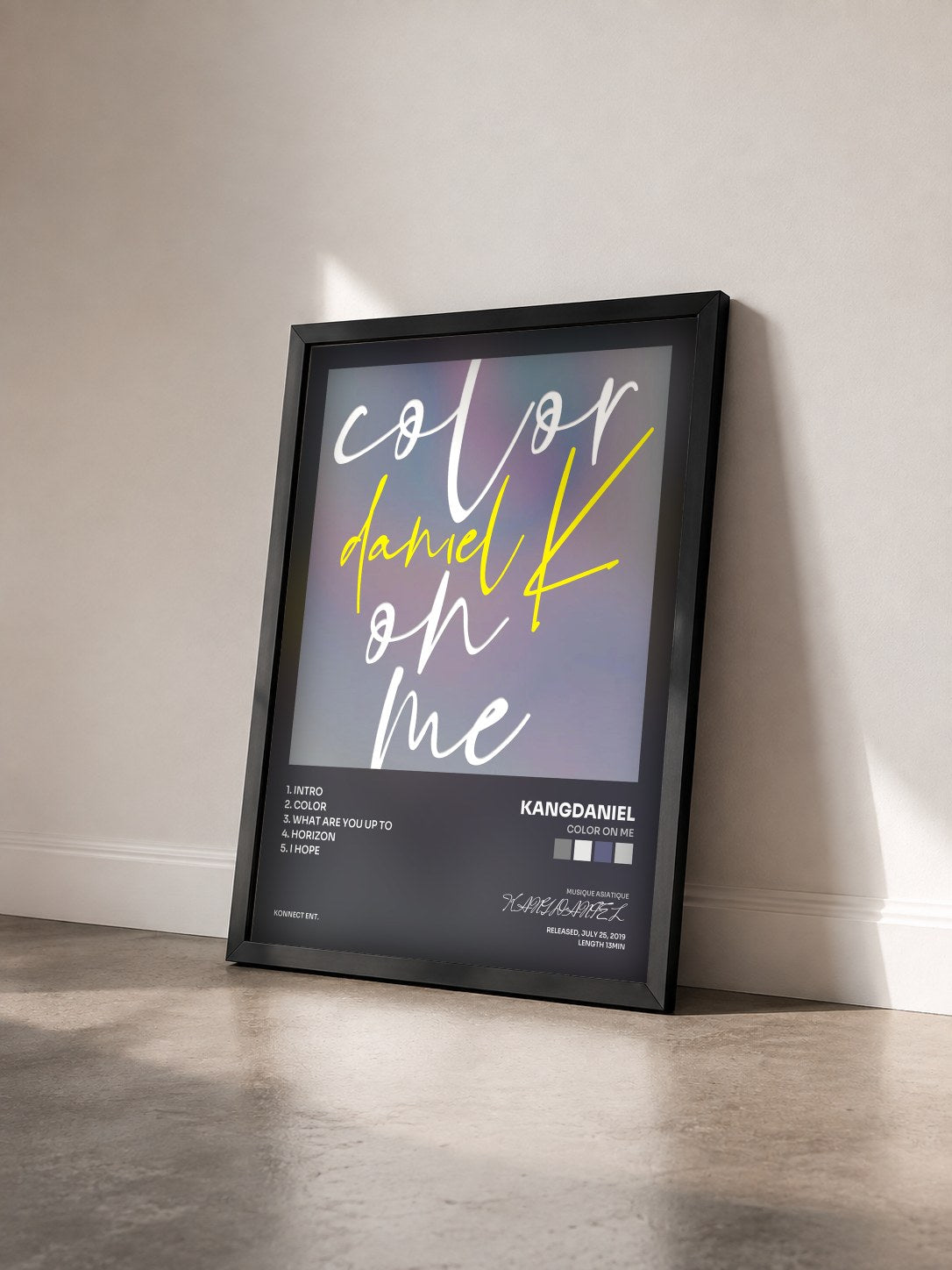 #noir Tableau de l'album color on me de KANGDANIEL vu de trois quarts, cadre noir