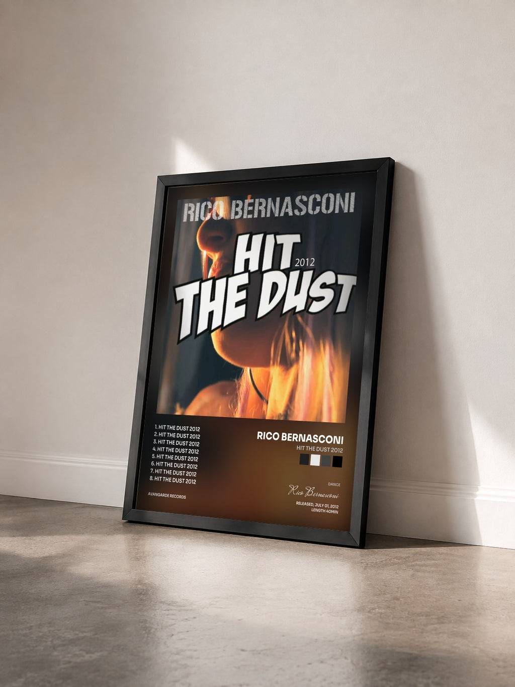 #noir Tableau de l'album Hit the Dust 2012 de Rico Bernasconi vu de trois quarts, cadre noir