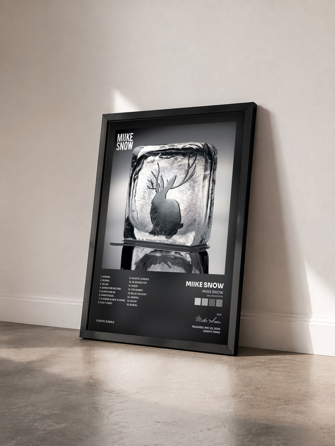 #noir Tableau de l'album Miike Snow (Deluxe Edition) de Miike Snow vu de trois quarts, cadre noir