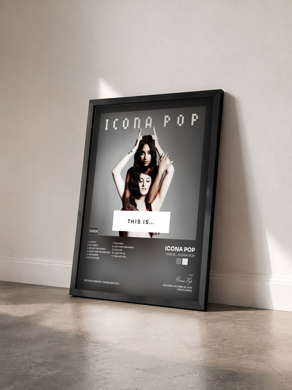 #noir Tableau de l'album THIS IS... ICONA POP de Icona Pop vu de trois quarts, cadre noir
