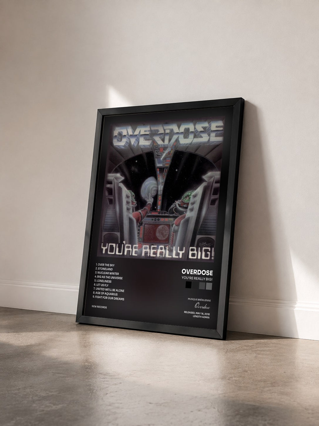 #noir Tableau de l'album You're Really Big! de Overdose vu de trois quarts, cadre noir
