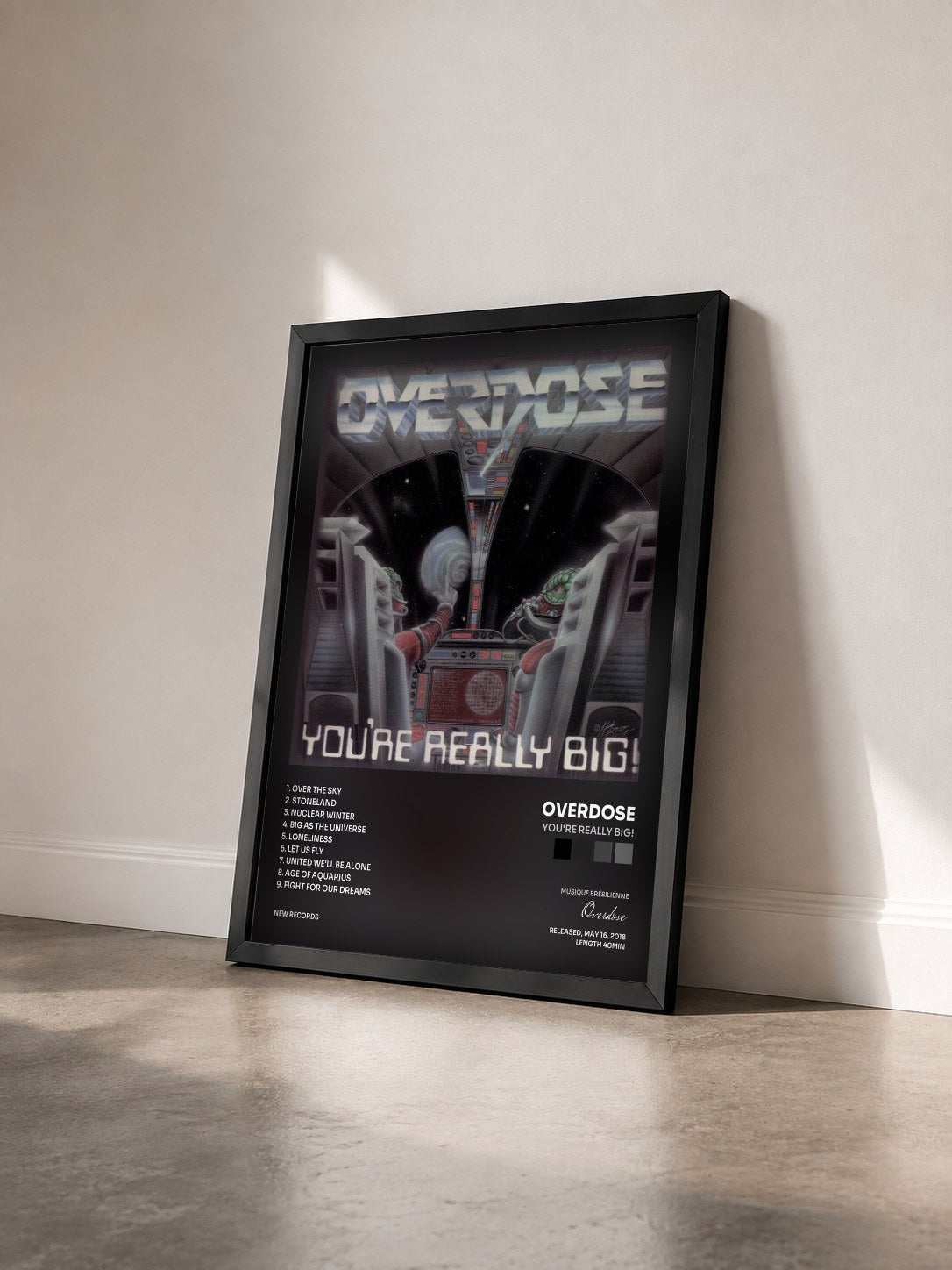 #noir Tableau de l'album You're Really Big! de Overdose vu de trois quarts, cadre noir
